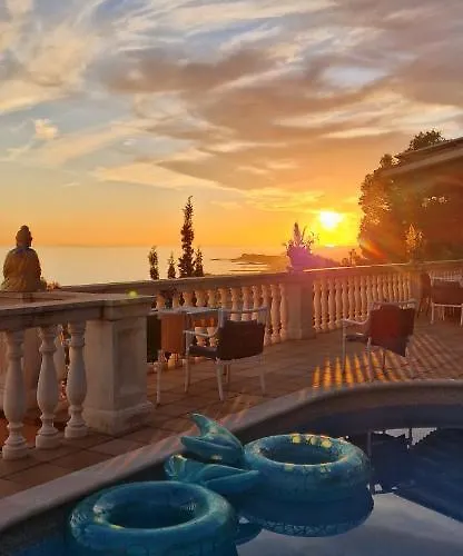 Ashram Sunshine Bed & Breakfast