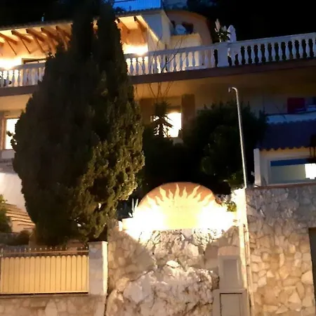 לינה וארוחת בוקר Ashram Sunshine *