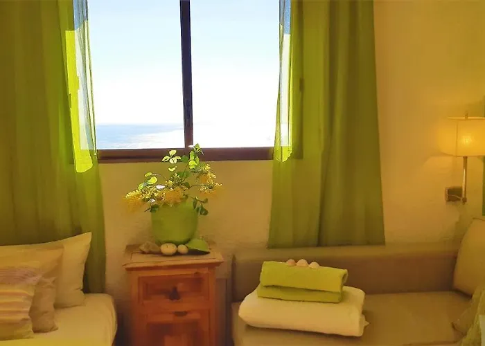 Ashram Sunshine Bed and Breakfast Σίτζες