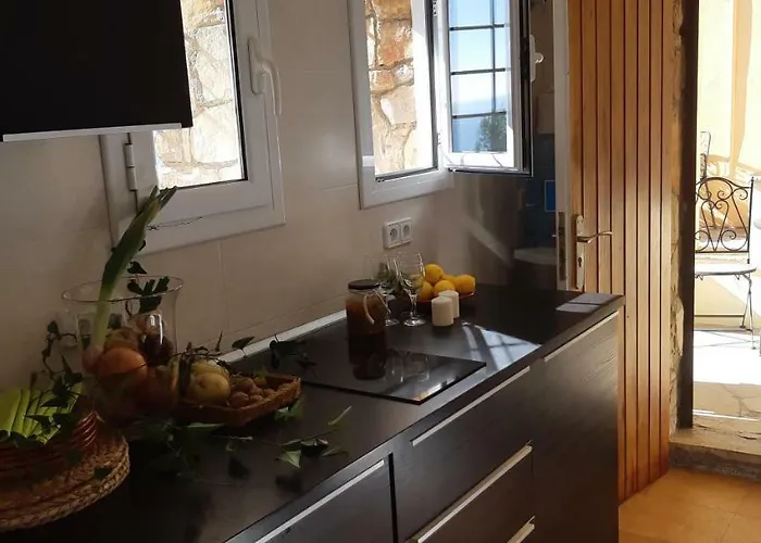Ashram Sunshine Bed and Breakfast Σίτζες